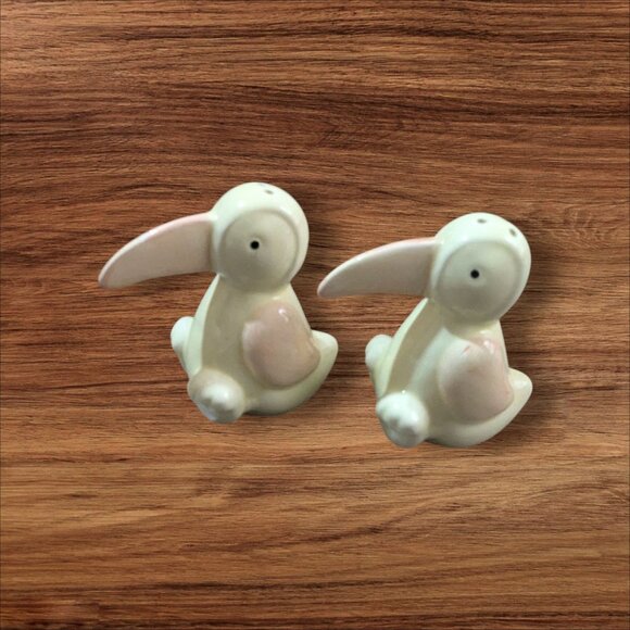Ceramic Toucan Salt & Pepper Shaker Set Vintage Pastel Pink & Cream Collectible - Picture 1 of 7